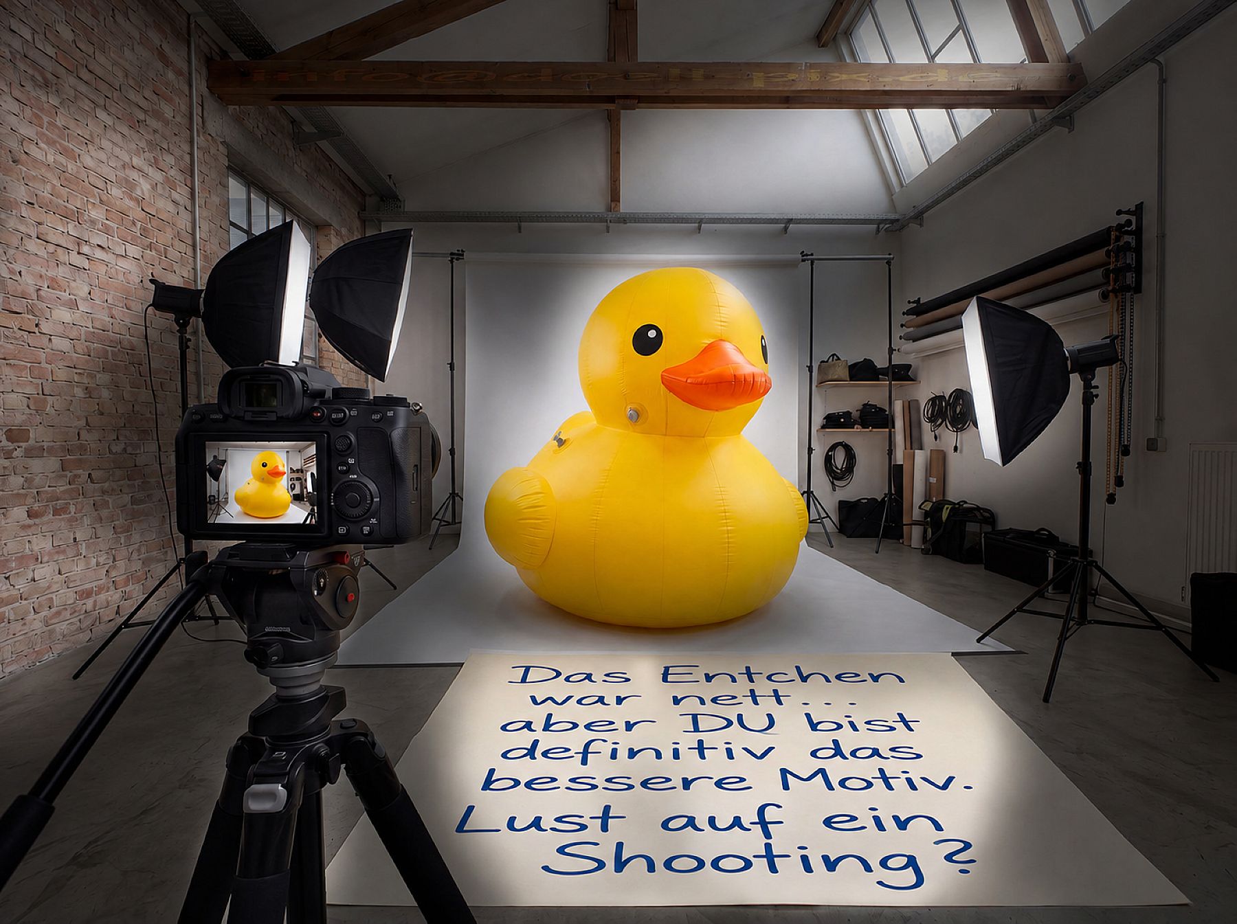 Riesige aufblasbare Gummiente im Fotostudio, Text: Das Entchen war nett, aber DU wärst definitiv das bessere Motiv. Lust auf ein Shooting?